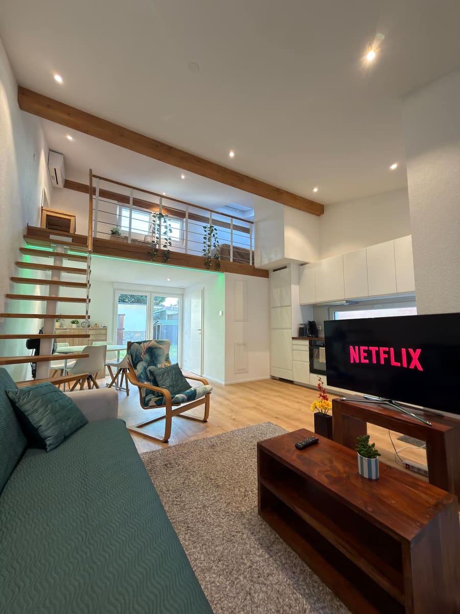 Séjour lumineux avec mezzanine d'un logement à Saint-Louis